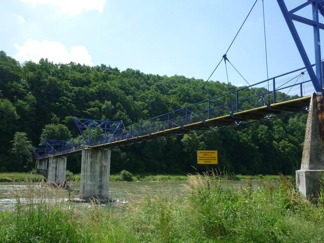 Kładka przez Dunajec w okolicach Rożnowa