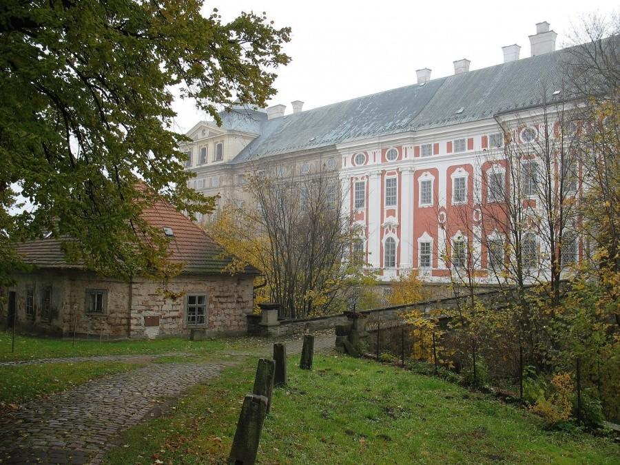 Broumov - most łączący ogród z klasztorem