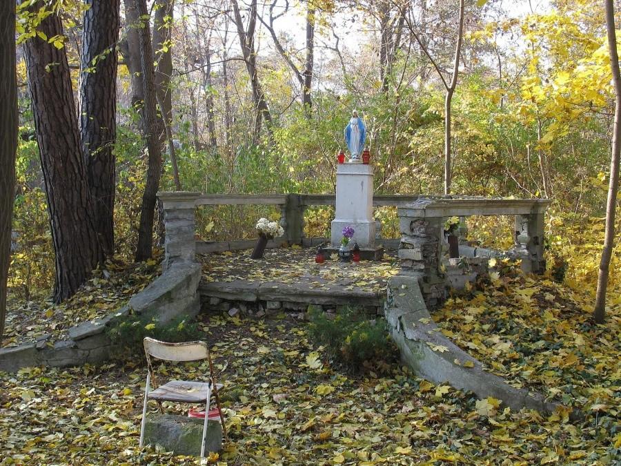 Konstancin - Figura przy willi "Jezioranka"