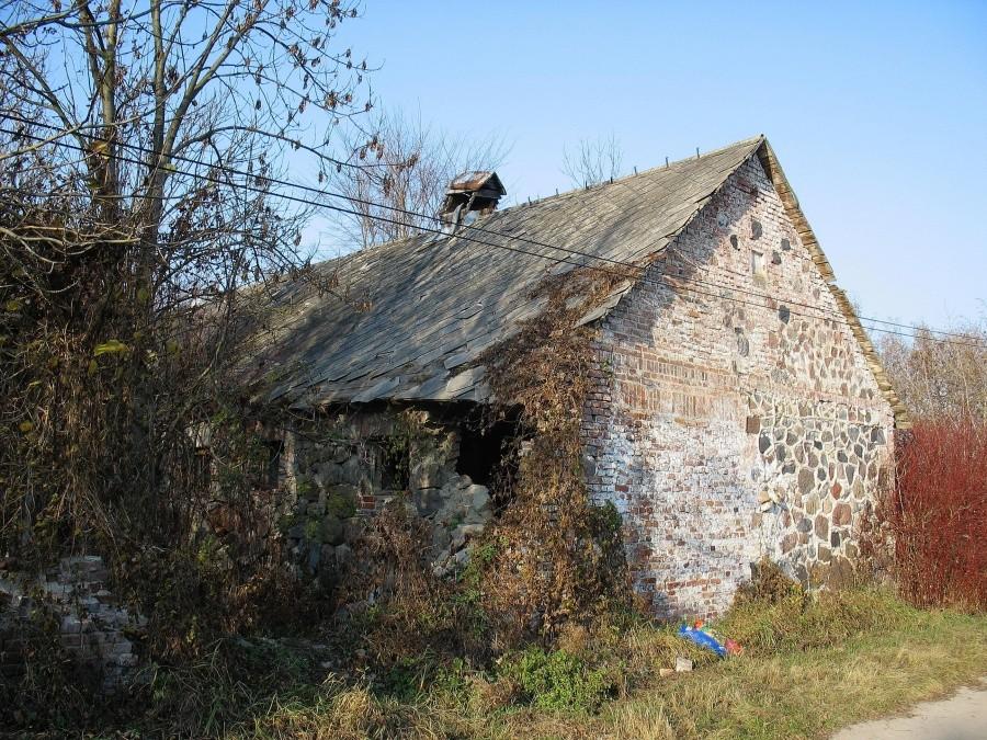Stajnie d. majątku Sierzchów