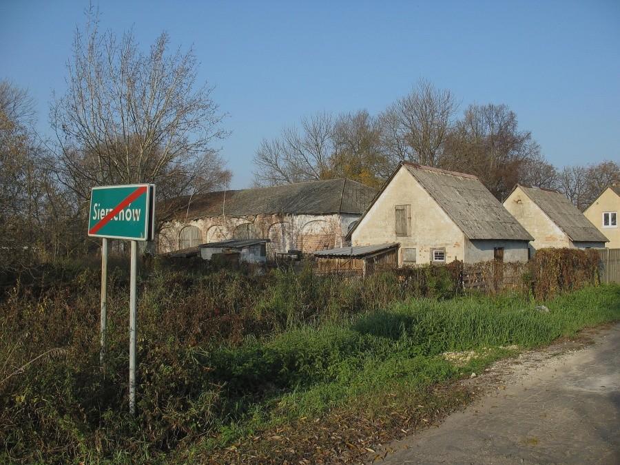 Sierzchów - zabudowania d. majątku