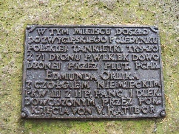 Tabliczka na kamieniu