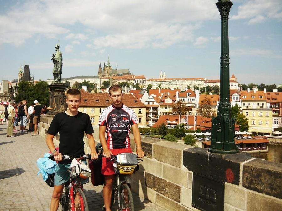 Sakwiarze na moście Karola