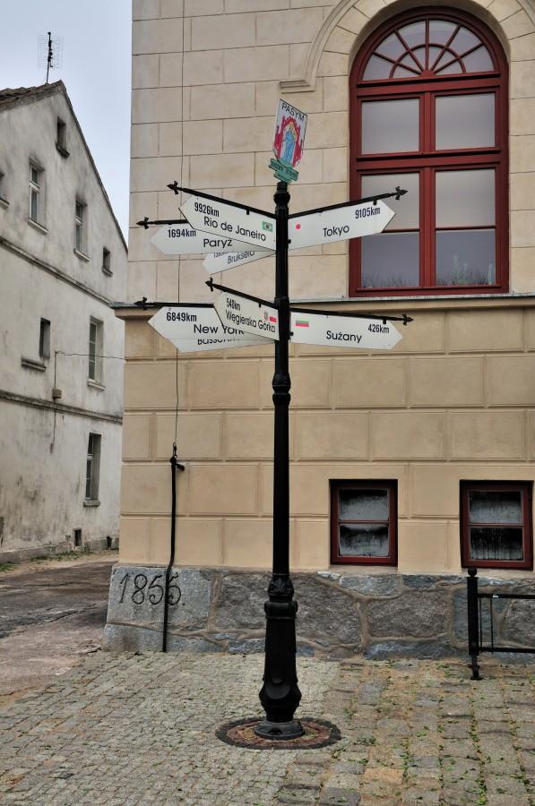 Drogowskaz na rynku w Pasymiu