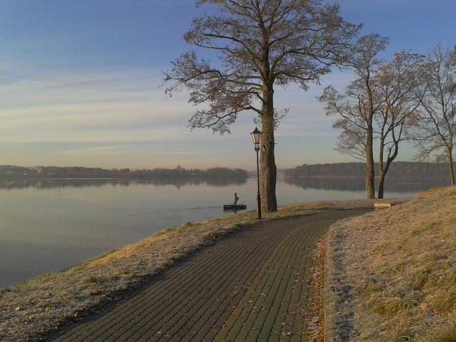zimny poranek nad jeziorem Ełckim