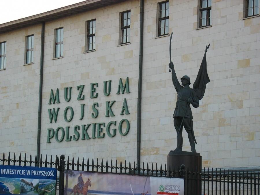 Fasada Muzeum Wojska Polskiego i pomnik Dowborczyków