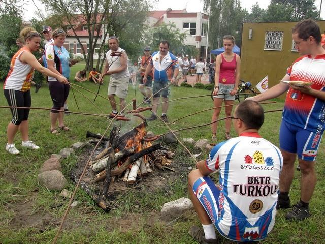 Tradycyjne ognisko z kiełbaskami