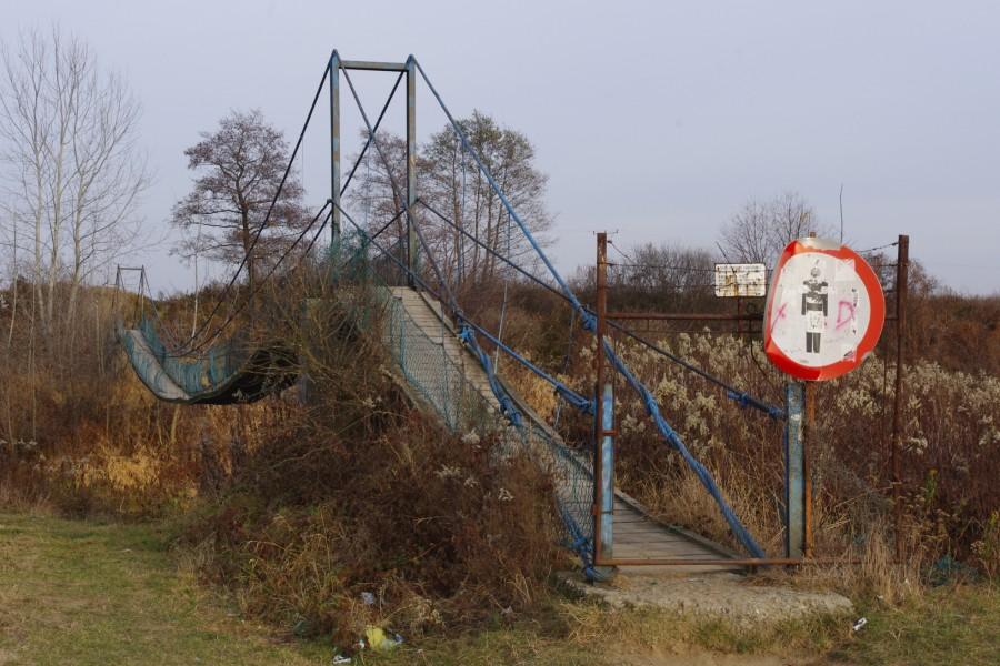 Rozwalająca się kładka na Wisłoku
