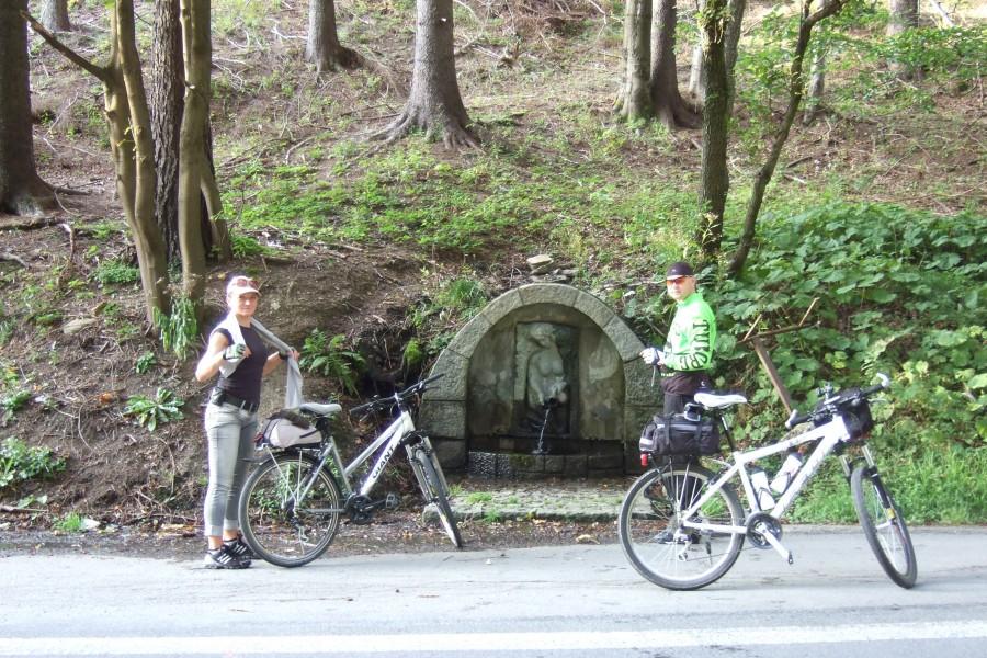 I oczywiście po zatruciu źródełka Ryjek zaprosił nas na degustację. Jego plan na pozbycie się znajomych.