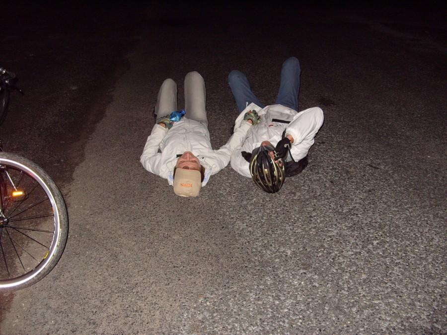I proszę asfaltowe oglądanie gwiazd gdzieś między Javornikiem a Travną. Gdyby nie flesz to ciemno że własnej ręki nie było widać.