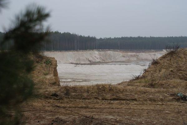 po drugiej stronie drogi kształtuje się kolejna niecka. W Kopalni Biała Góra