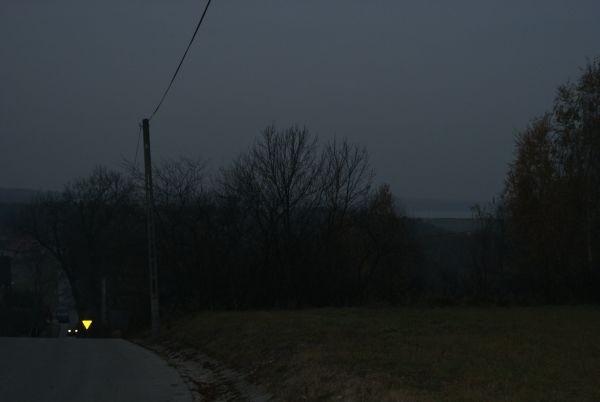 jakoś się wtelepaliśmy z KItkiem na tą górę, po prawej stronie, na dalszym tle, widać Zalew Sulejowski