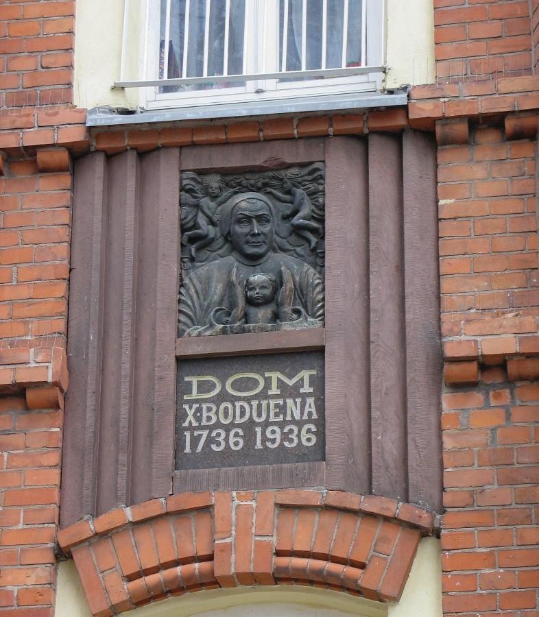 Płaskorzeźba na Domu Wychowawczym ks. Boduena