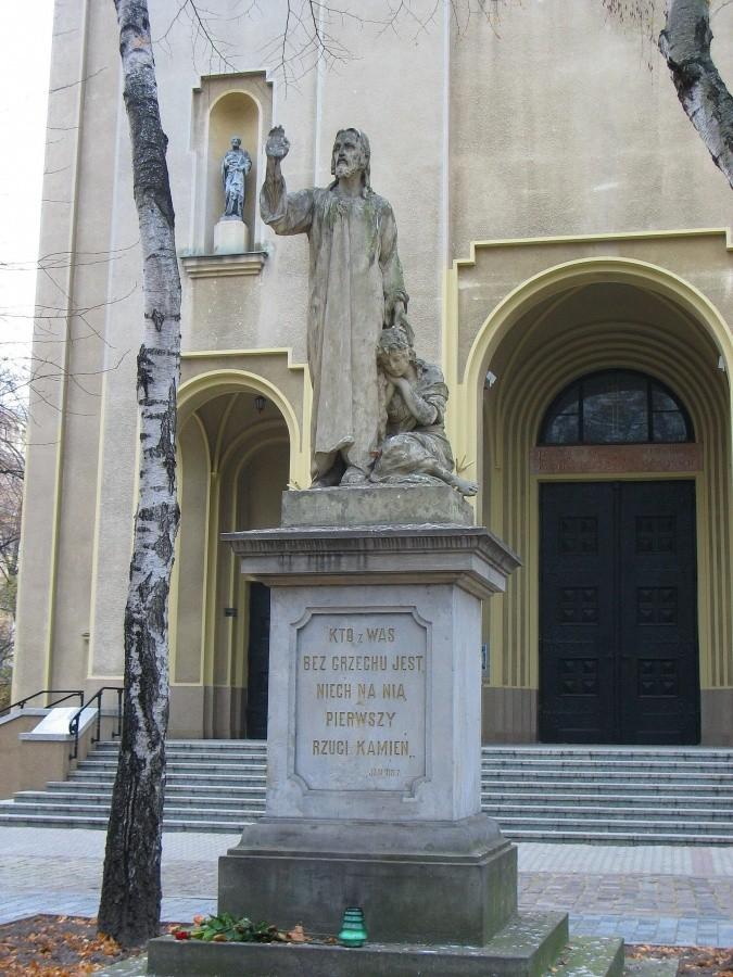 Chrystus i jawnogrzesznica, przed kościołem Świętych Apostołów Piotra i Pawła