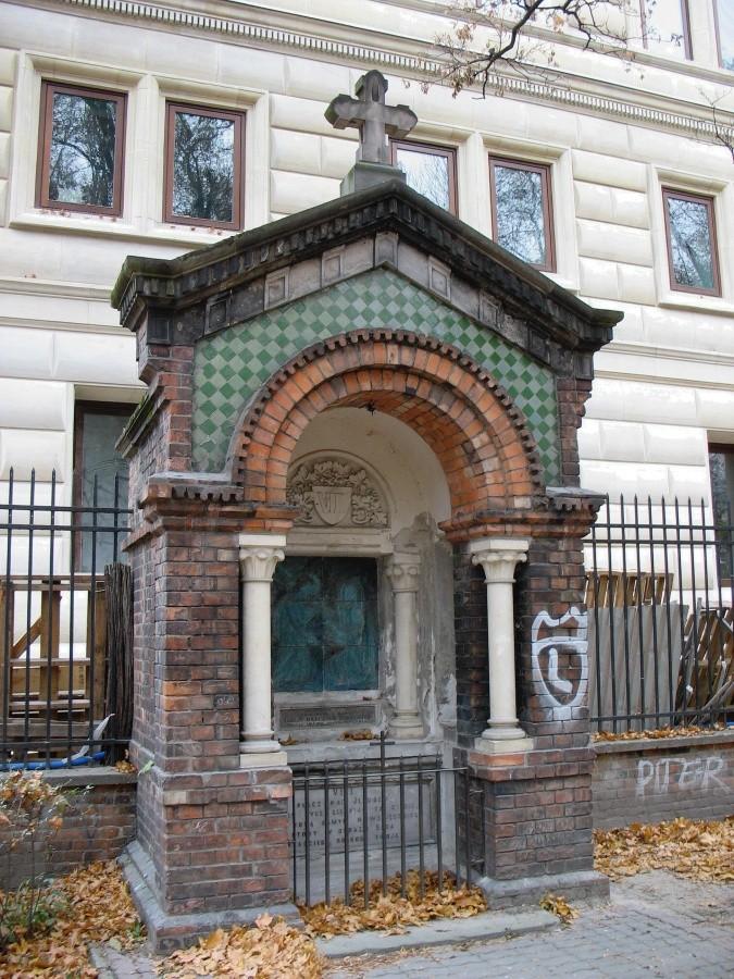 Kapliczka drogi krzyżowej przy kościele Świętych Apostołów Piotra i Pawła