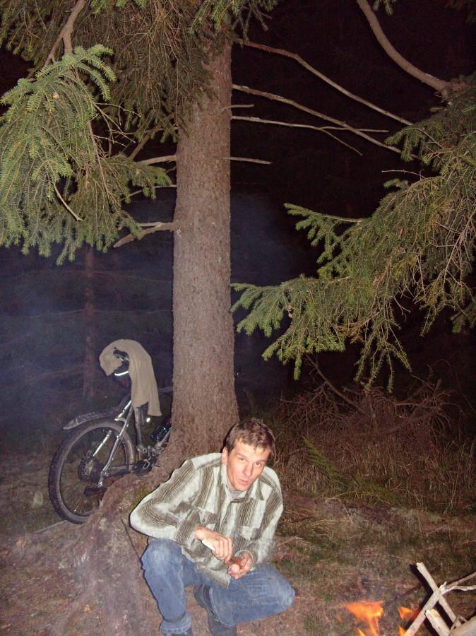 Przygotowanie kiełbaski na ognisko w naprawdę tajemniczej kniei.