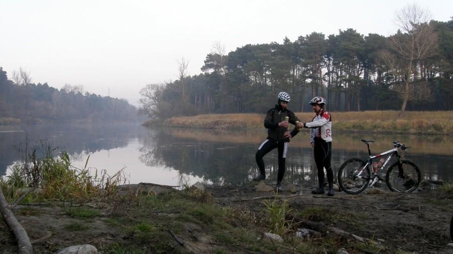 Znów pijemy i to znów w ładnym miejscu - nad Wartą :)