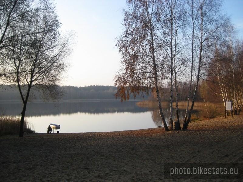 Jezioro Kamińskie w jesiennej szacie.