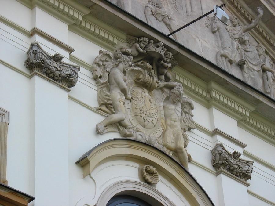 Kartusz herbowy nad wejściem do Pałacu Krasińskich