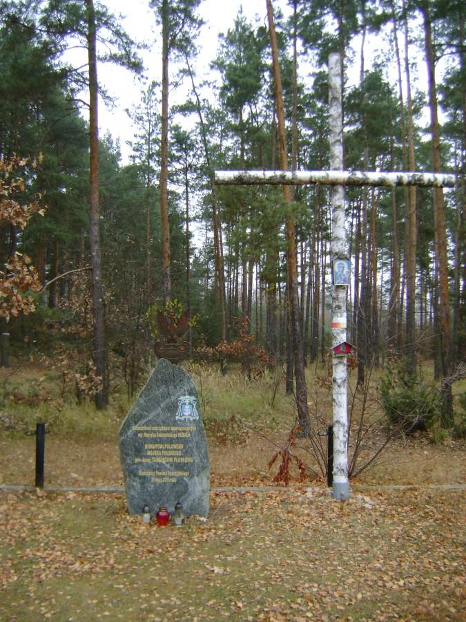 Obelisk poświęcony biskupowi polowemu gen broni T. Płoskiemu