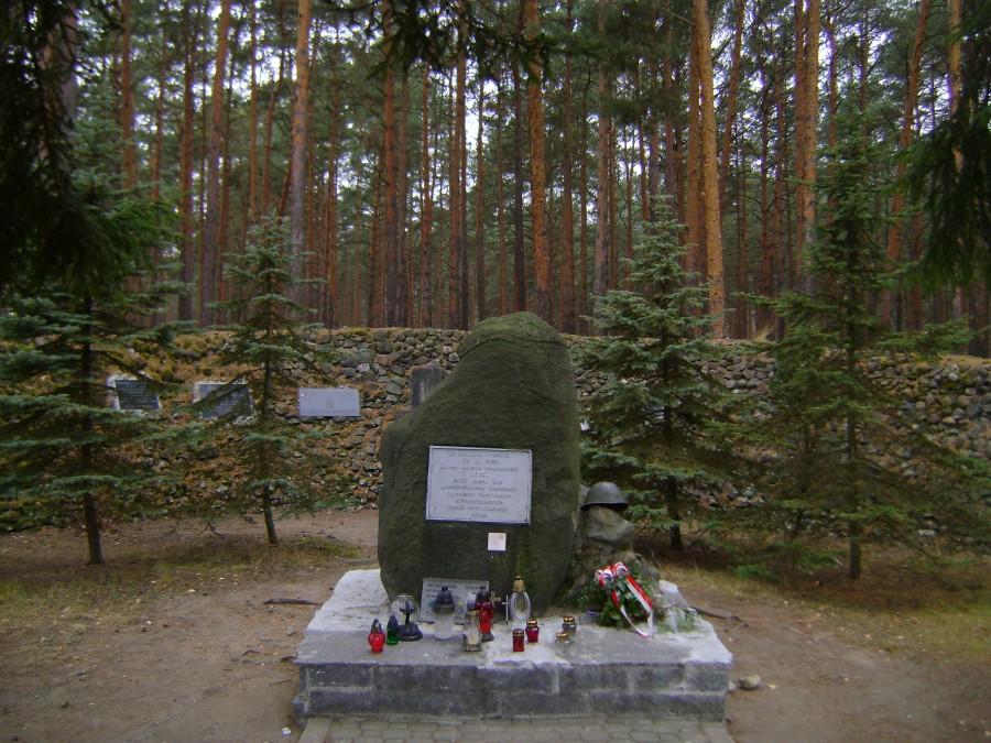 Wewnątrz szańca,obelisk poświęcony mjr.Dobrzańskiemu ps.Hubal