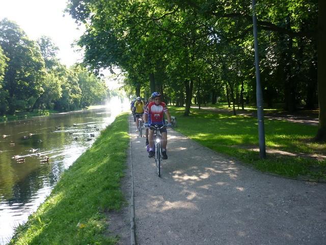 Jedziemy przez park nad Kanałem
