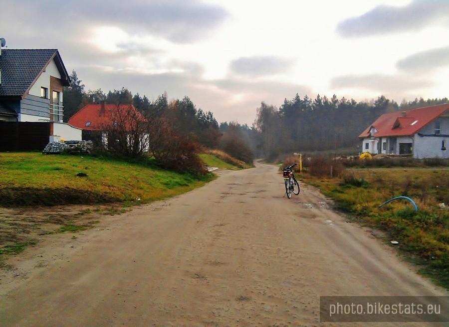 Tą drogą dojeżdżam do pobliskiego lasu.