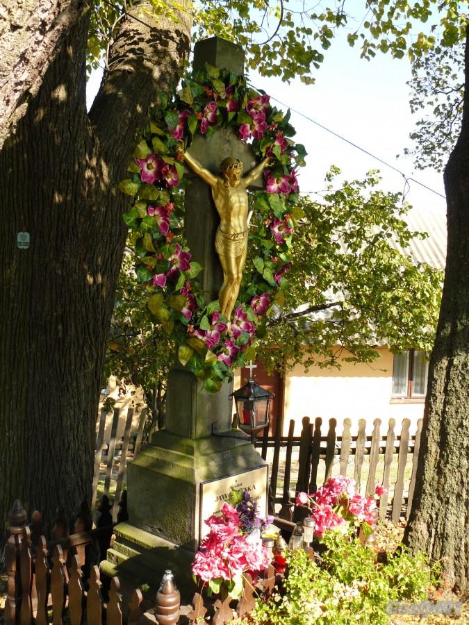 Przydrożny krzyż.