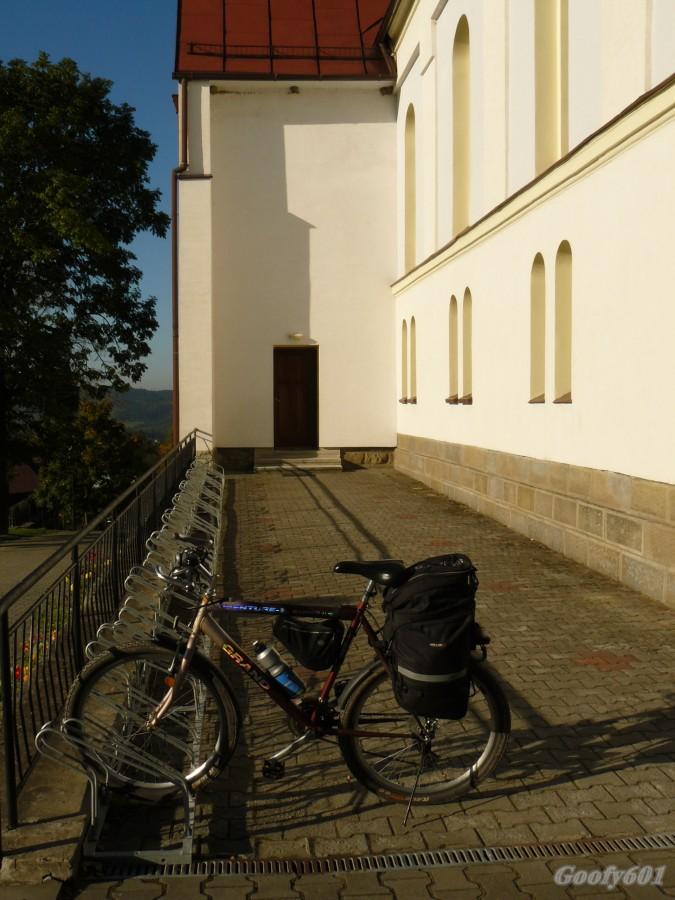 Parking rowerowy pod kościołem w Koniakowie.