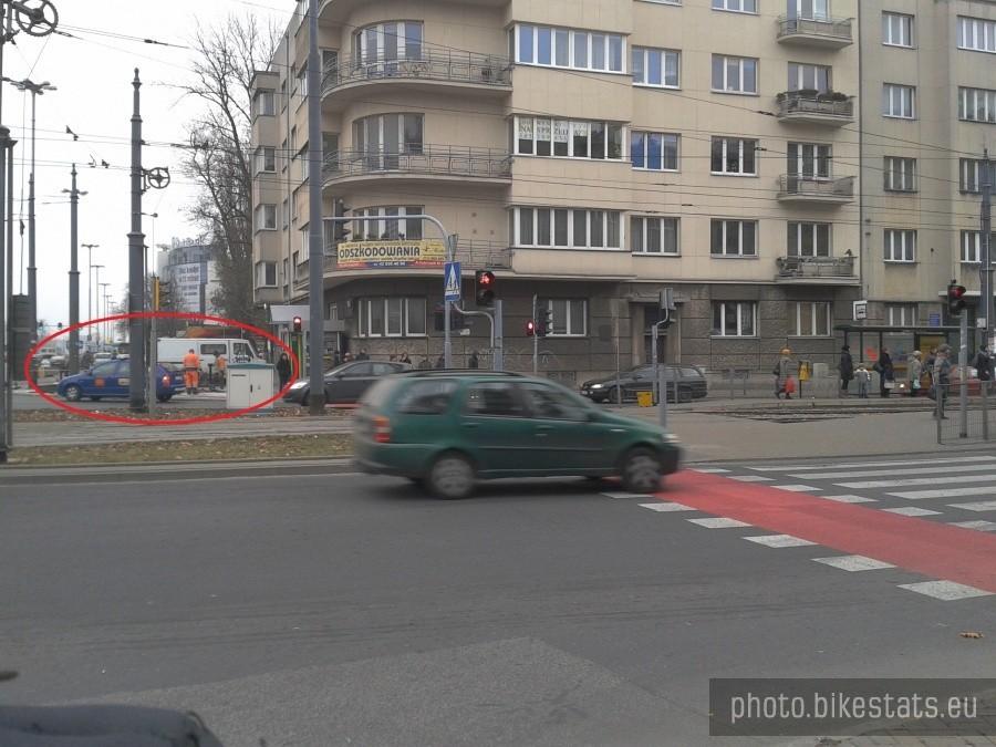 Ktoś mądry pomyślał o oddzieleniu drogi dla rowerów od chodnika