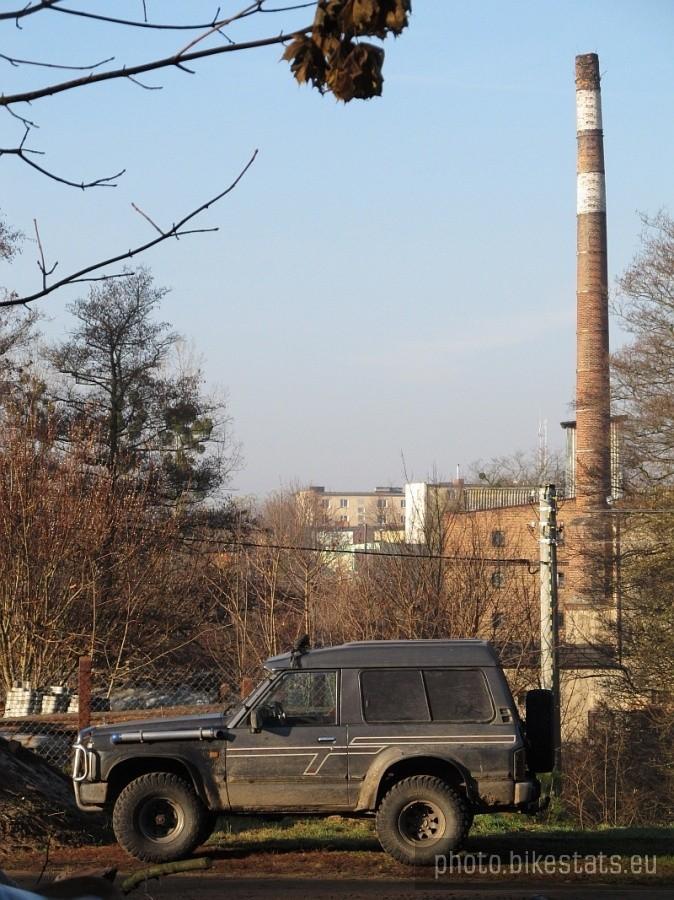 Wierzonka i jej najwyższa budowla - komin nieczynnej gorzelni.