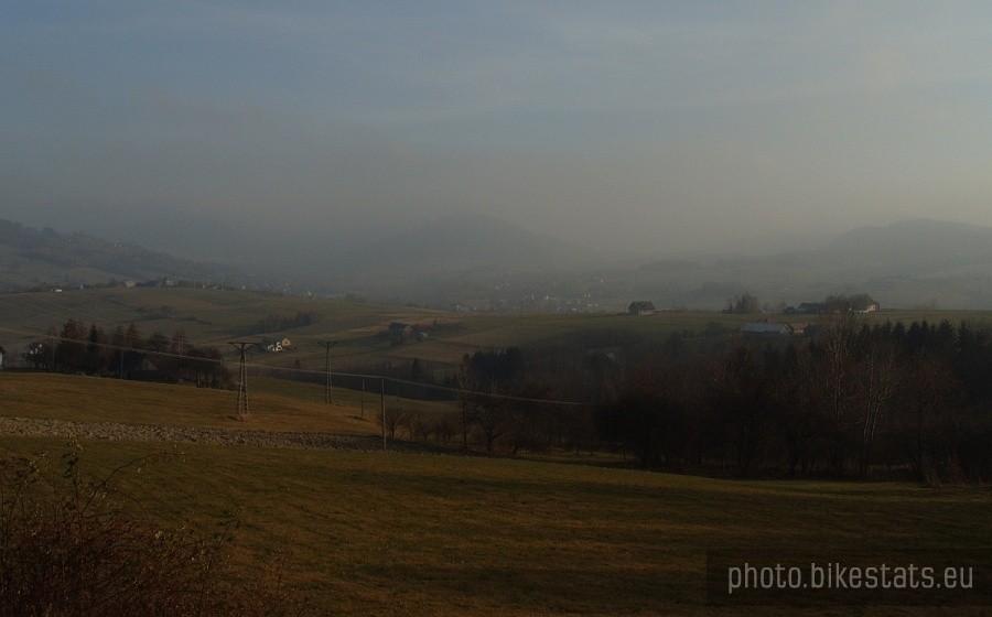 Spojrzenie w zachmurzone Pieniny Gorlickie