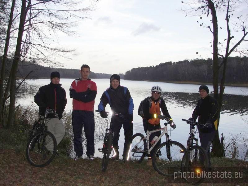 Rogowska ekipa rowerowa i grigor w komplecie.