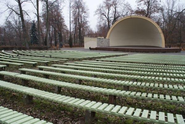 muszla koncertowa w parku (te ławki osobiście kilka lat temu malowałam ;))