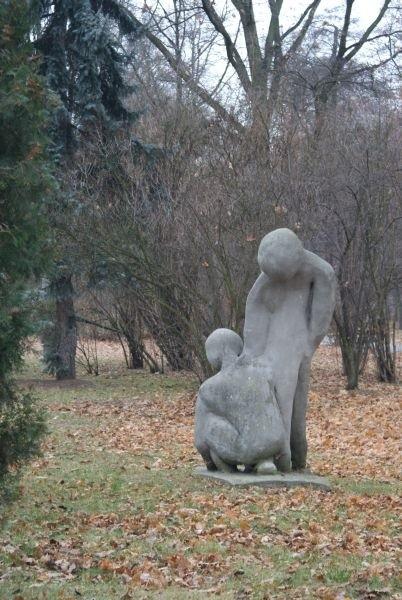 jedna zfigur w parku