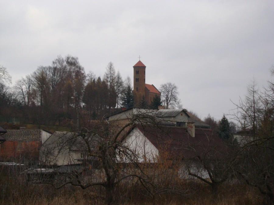 W tle kościółek Św Idziego w Inowłodzu