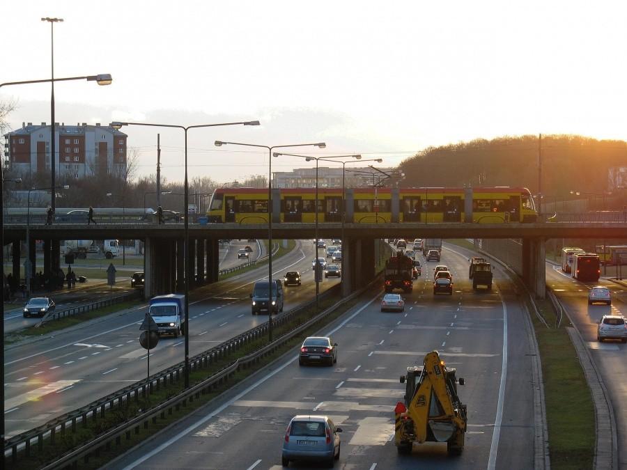 Tramwaj na Marymonckiej, nad Trasą Toruńską