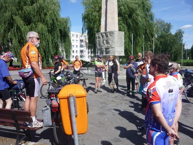 Odprawa przed wyjazdem w trasę - Plac Zwycięstwa w Pile
