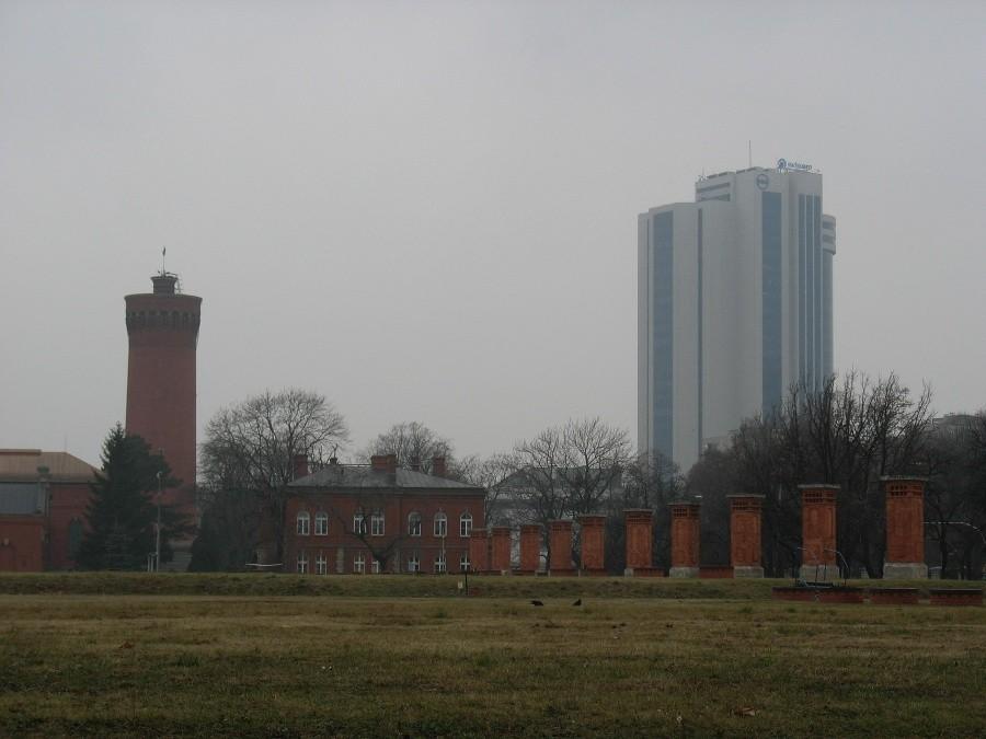 Wieża Filtrów i wieżowiec Millennium Plaza