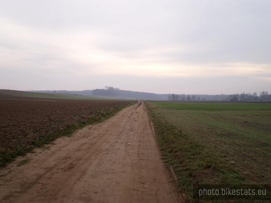 Droga przez pola na wysokości Garbów