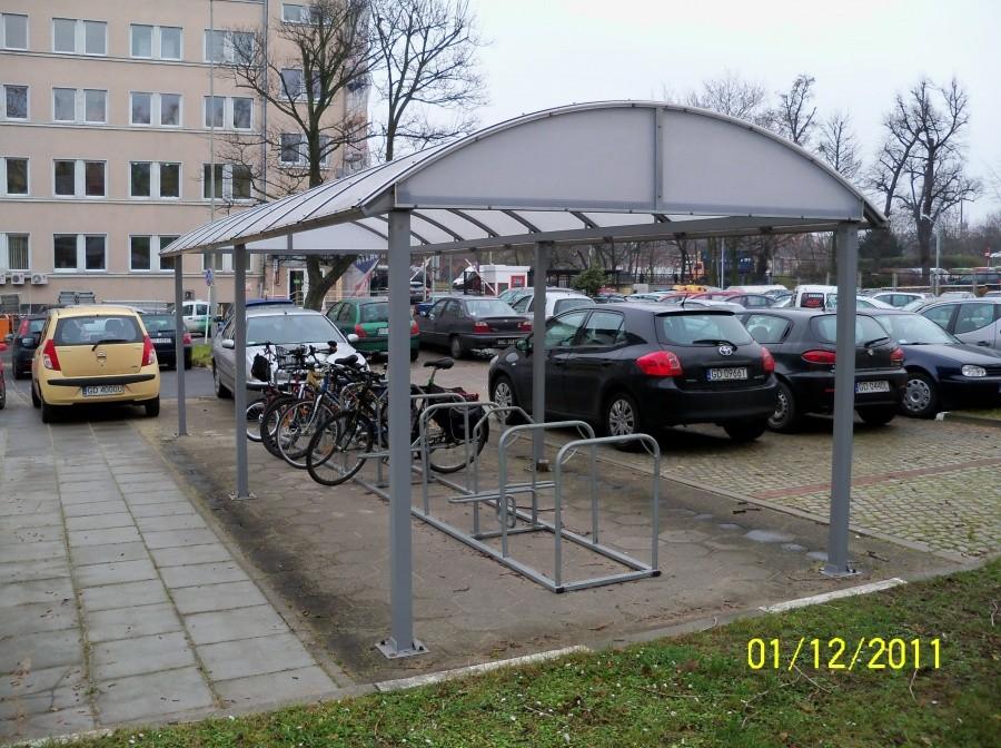 ZADASZONY PARKING ROWEROWY NA DZIEDZIŃCU GDAŃSKIEGO UM