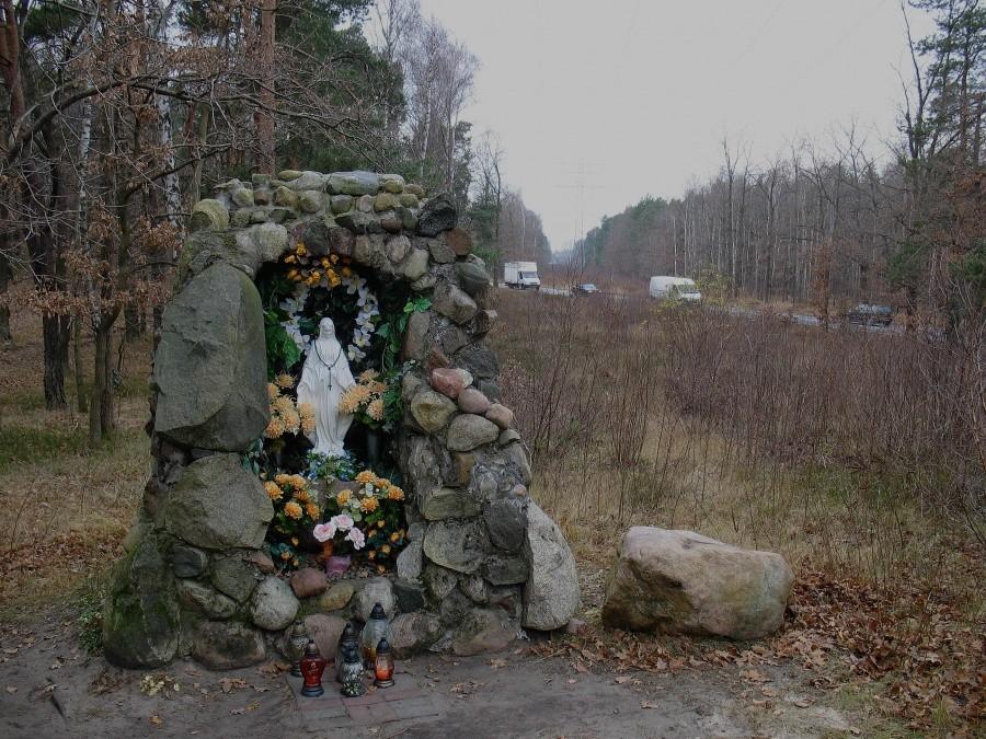 Kapliczka Matki Bożej na granicy Wesołej i Wawra