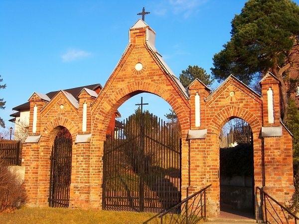 Oryginalna XIX-wieczna brama, jest jeszcze druga, "podróbka" z końca XX wieku