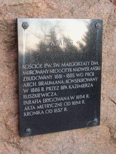 Tablica z informacjami na temat kościoła i parafii