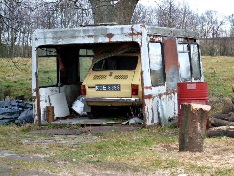 Garaż przy ścieżce