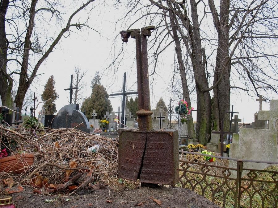 Cmentarz żbikowski - tak kończą stare (nieopłacone) groby