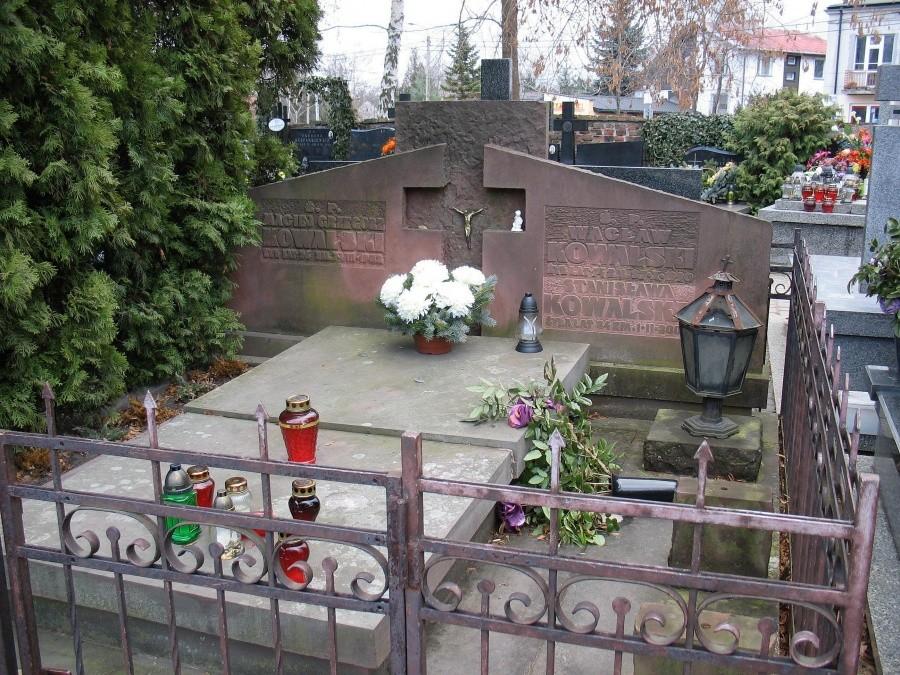 Cmentarz brwinowski - grób aktora Wacława Kowalskiego
