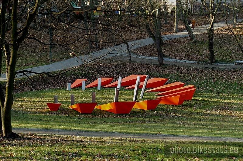 Zegar słoneczny w parku miejskim w Tczewie (jak na mój gust beznadziejny).
