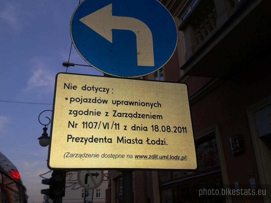 No to postój i google'owanie za odpowiednim zarządzeniem i się okaże, czy mogę jechać prosto, czy nie