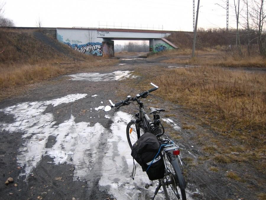 Na Żabich Dołach przed wiaduktem pod linią kolejową nr 131 na odcinku Chorzów Stary-Bytom